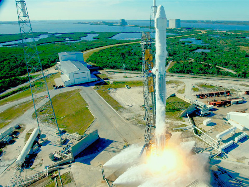SpaceX запустила ракету Falcon 9 с кораблем Dragon, который должен доставить груз к МКС