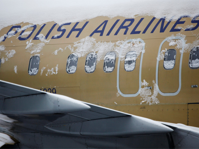 В Варшаве успешно сел самолет авиакомпании LOT без переднего шасси