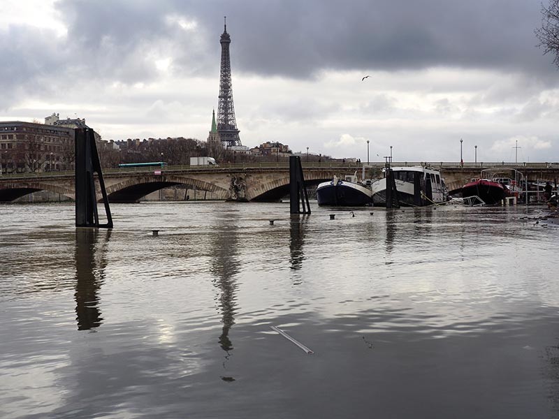 В столице Франции разлилась Сена: уровень воды в реке продолжает расти и, по прогнозам, может подняться на четыре метра по сравнению с обычным, жителям французской столицы предписано соблюдать "особую осторожность"


