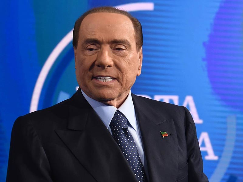 Бывший премьер-министр Италии Сильвио Берлускони поддержал французскую актрису Катрин Денев, которая ранее выступила в поддержку права мужчин оказывать знаки внимания женщинам. По словам итальянского политика, "женщины счастливы, когда мужчины за ними ухаживают, это естественно"
