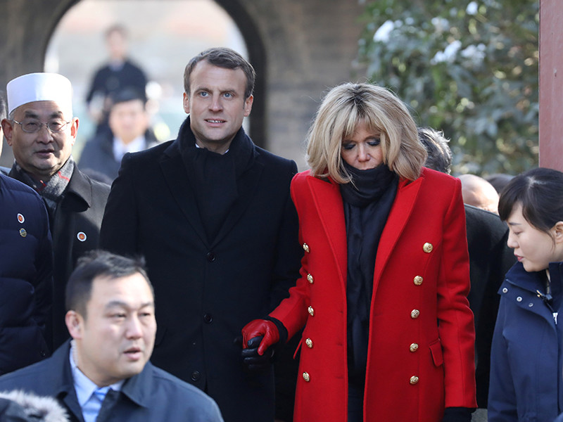 Президент Франции Эмманюэль Макрон в понедельник, 8 января, прибыл с официальным визитом в Китай для встречи с председателем КНР Си Цзиньпином