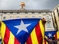 Сторонникам Пучдемона и независимости Каталонии принадлежит большинство мест в парламенте, однако трое парламентариев находятся в тюрьме по обвинению в организации мятежа, а еще пятеро, включая самого Пучдемона, - за границей