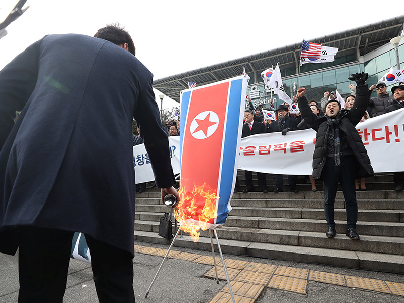 В Южной Корее протестующие против участия Севера в Олимпиаде сожгли флаг КНДР и фото Ким Чен Ына