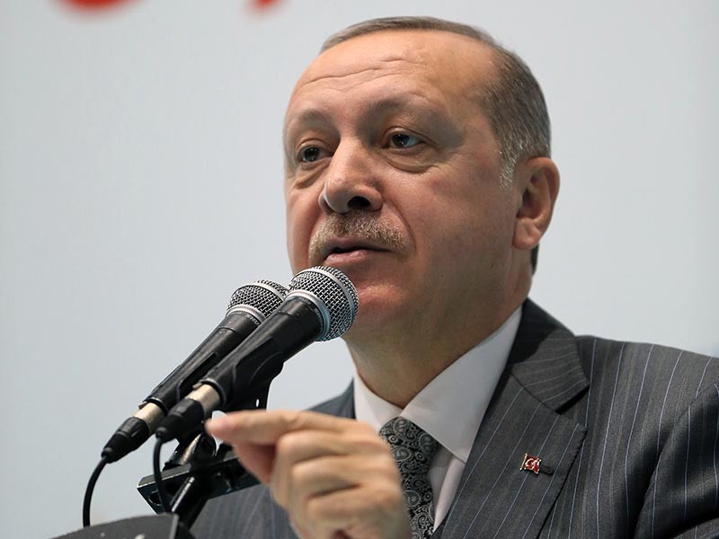 Президент Турции Реджеп Тайип Эрдоган заявил в понедельник, 22 января, что у Анкары есть соглашение с Москвой относительно военной операции против курдских ополченцев в сирийском Африне, которых поддерживают власти США. Армия Турции не намерена сворачивать начатую ею кампанию, подчеркнул он
