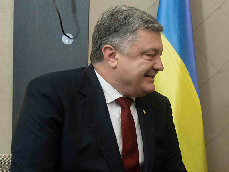 Президент Украины Петр Порошенко в ходе пресс-конференции на Всемирном экономическом форуме в швейцарском Давосе бурно отреагировал на вопрос журналистки в вышиванке, которая поинтересовалась у него, "зачем он принял закон о войне"