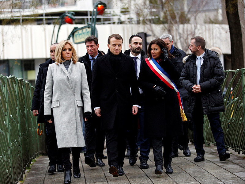 Церемония в память о жертвах серии терактов, совершенных в период с 7 по 9 января 2015 года в Париже, состоялась в воскресенье сразу по нескольким адресам