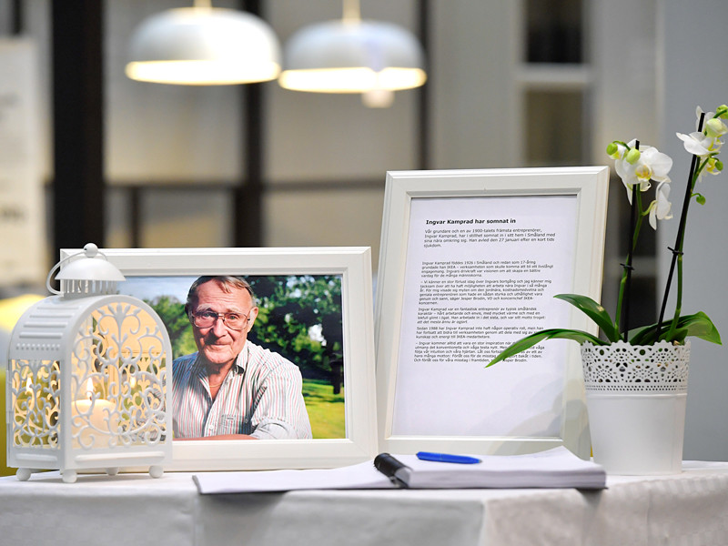 В офисах и магазинах компании IKEA по всей Швеции прошла минута молчания в память о создателе компании Ингваре Кампраде, который скончался 27 января после непродолжительной болезни