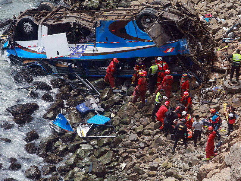 Автобус с пассажирами упал со стометровой высоты в пропасть в Перу, погибли 48 человек