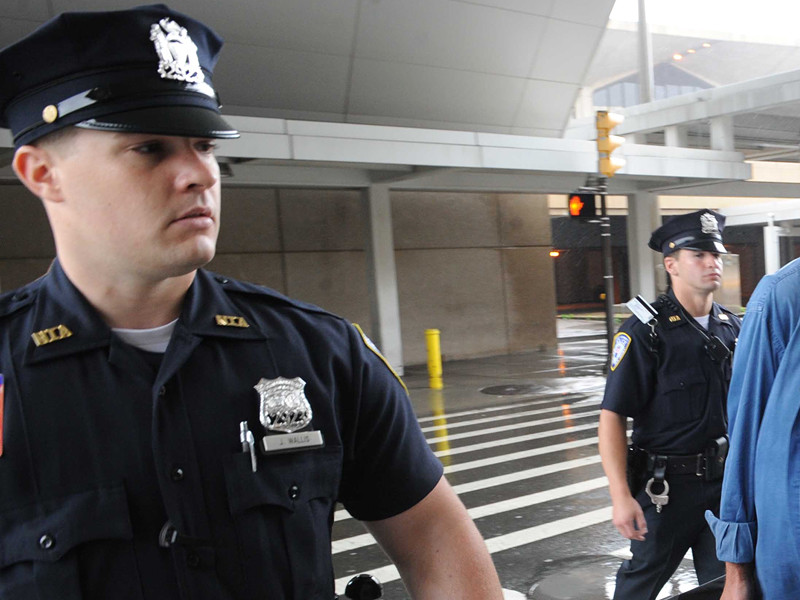 Полиция американского города Нью-Джерси задержала подозрительную группу лиц, которые пытались пронести взрывное устройство на борт самолет