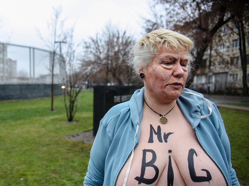 Участница движения Femen в образе президента США Дональда Трампа устроила акцию возле посольства США в Киеве, высмеяв недавнюю заочную пикировку Трампа и главы КНДР Ким Чен Ына по поводу размера их "ядерных кнопок"