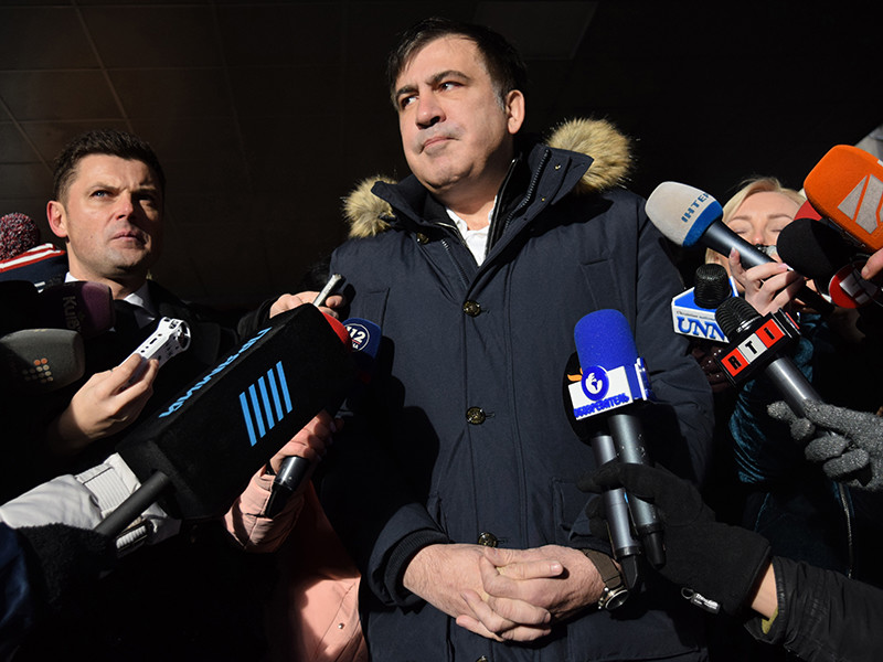 Выйдя из стен СБУ, Саакашвили в разговоре с журналистами назвал работу украинских правоохранительных органов "так называемыми следственными действиями"