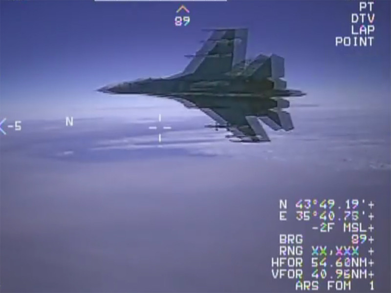 Пентагон опубликовал видеозапись, на которой запечатлен перехват американского самолета-разведчика EP-3 (модификация P-3 Orion), осуществленный российским истребителем Су-27 над Черным морем