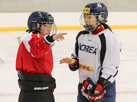 Хоккеистки из Южной Кореи и КНДР на первой же тренировке столкнулись с языковой проблемой из-за того, что хоккеистки двух стран используют разную терминологию