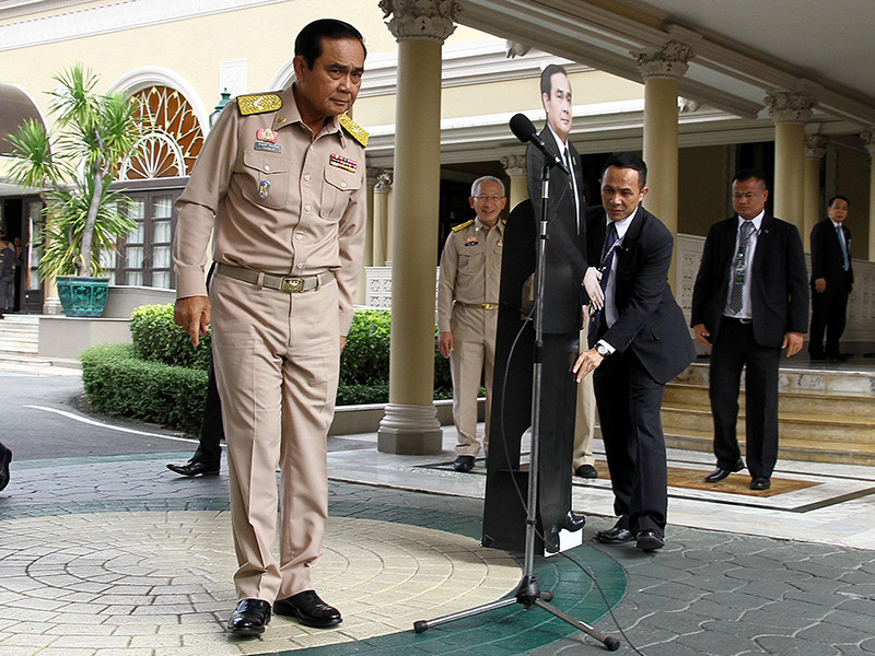 Премьер Таиланда принес на пресс-конференцию свою картонную фигуру и предложил задавать вопросы ей