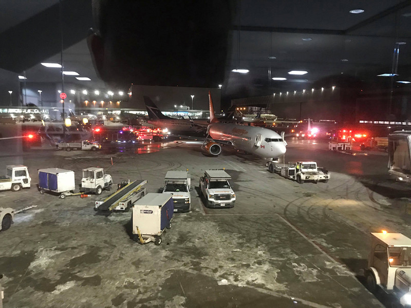 Два самолета столкнулись в пятницу вечером в крупнейшем канадском аэропорту Торонто Пирсон