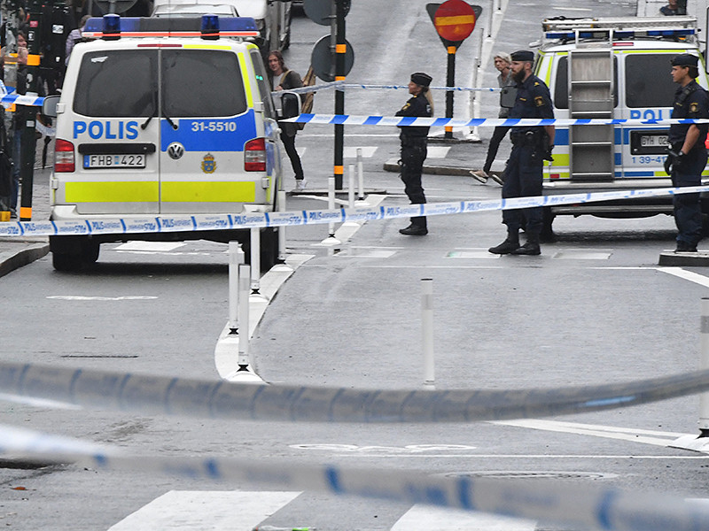 В столице Швеции Стокгольме произошел взрыв около станции метро: один человек серьезно пострадал, когда подобрал предмет, который взорвался у него в руках. Произошло это около станции Ворбю стокгольмского метро в районе Худдинге
