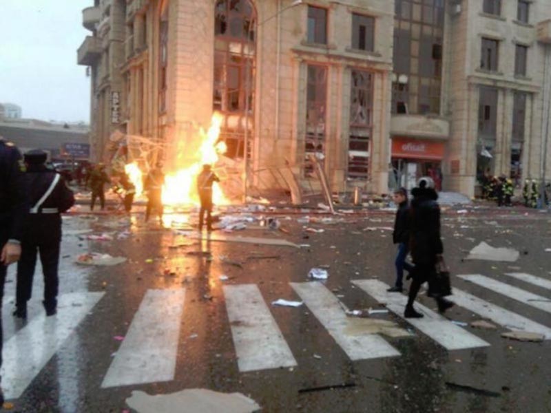 Взрыв прогремел в центре Баку в Азербайджане около станции метро "28 Мая", сообщает РИА "Новости" со ссылкой на очевидцев
