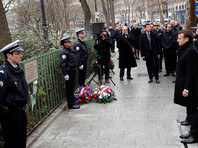 У редакции журнала "Шарли Эбдо", журналистов которого расстреляли исламисты братья Куаши, церемонию возглавил президент Франции Эмманюэль Макрон

