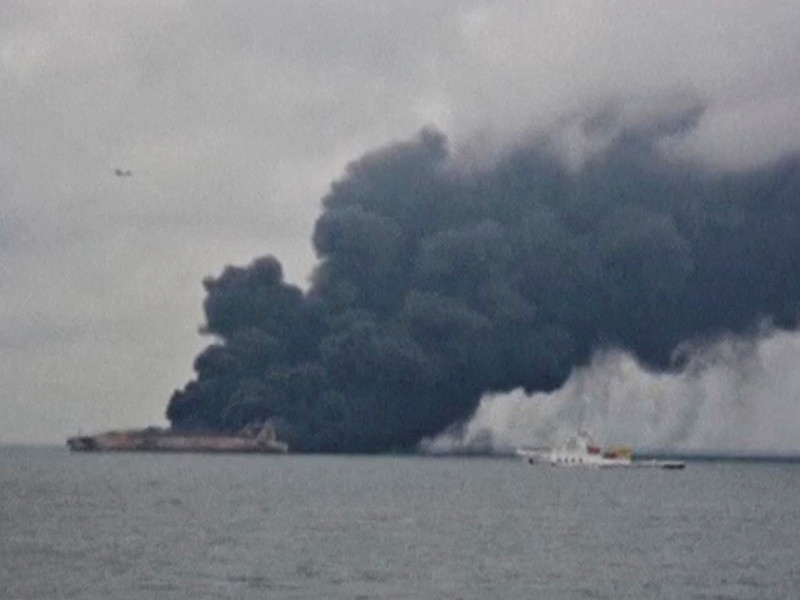 Китайские спасатели обнаружили тело одного из 32 моряков с нефтеналивного танкера из Ирана под панамским флагом, пропавших после столкновения этого судна с гонконгским сухогрузом