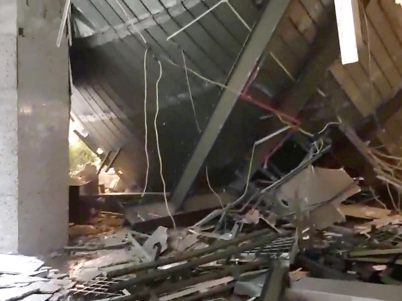 По меньшей мере 75 человек пострадали в понедельник, 15 января, при обрушении балкона на втором этаже здания фондовой биржи в столице Индонезии - Джакарте