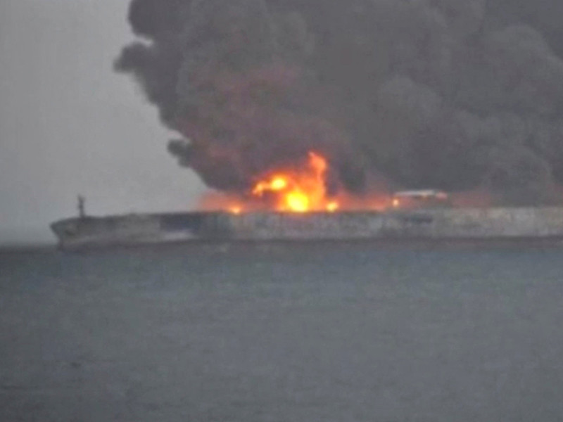 На горящем у берегов Китая нефтяном танкере произошел взрыв