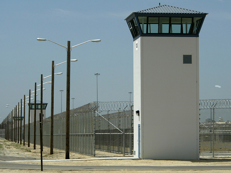 Заключенного федеральной тюрьмы Бомонт в округе Джефферсон (штат Техас) поймали при попытке вернуться на территорию исправительного учреждения с пакетами еды и выпивкой