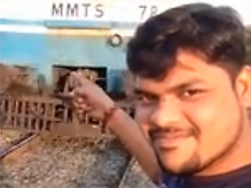 Индийский студент чудом выжил, сняв на видео, как его сбивает поезд