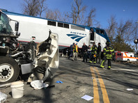 В США поезд с конгрессменами врезался в автомобиль: один человек погиб (ФОТО)