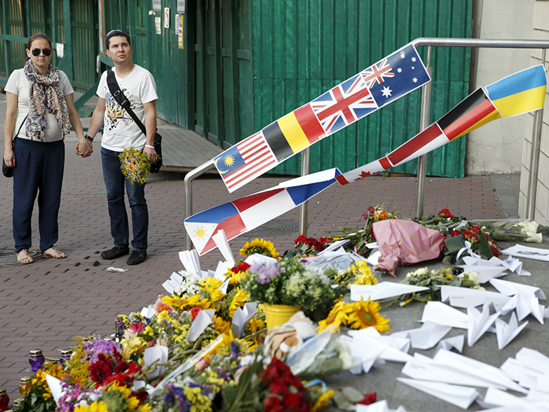 Члены семей 25 жертв катастрофы рейса MH17 в том числе 10 голландских семей выиграли иск в американском суде, который дает им право на компенсацию в сотни миллионов долларов