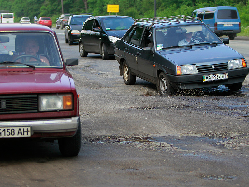 На Украине с 1 января начал работу Дорожный фонд. Как подчеркивают в местном правительстве, впервые автодорожная отрасль получит гарантированное государством финансирование. В 2018 году на эти цели будут потрачены почти 33 млрд гривен