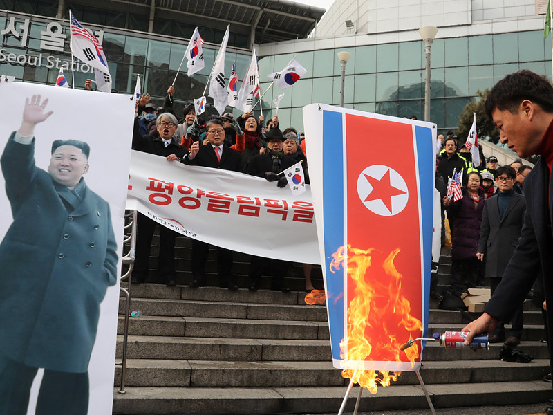 КНДР отменила запланированное на 4 февраля совместное с Южной Кореей культурное мероприятие, обвинив южнокорейские СМИ в поощрении "оскорбительных" для северокорейцев настроений, сообщает Reuters со ссылкой на заявление Министерство объединения Республики Корея