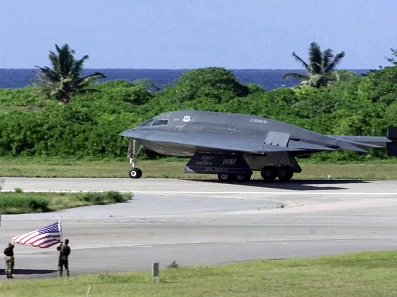 ВВС США разместили примерно 200 рядовых и три стратегических бомбардировщика B-2 Spirit, способных нести ядерное оружие, на авиабазе "Андерсен" на острове Гуам

