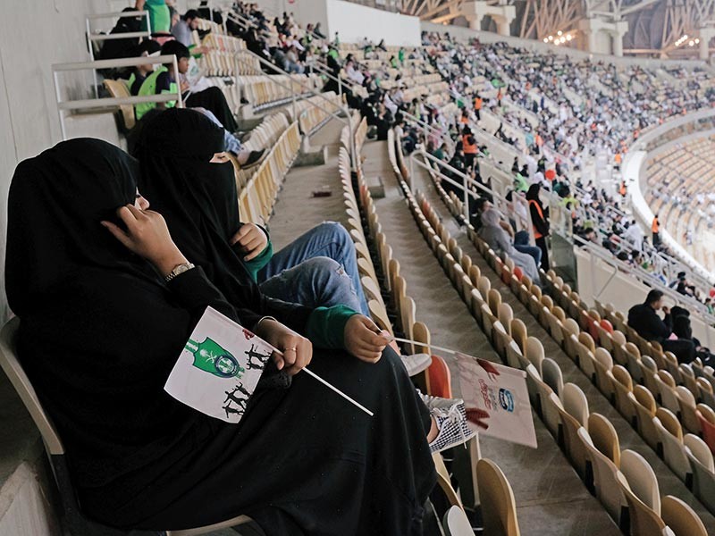 Власти Саудовской Аравии разрешили женщинам самостоятельно посещать футбольные стадионы для просмотра матчей. Накануне первый такой матч прошел в Джидде

