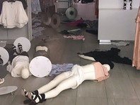 Изображение вызвало возмущение пользователей соцсетей. Магазины H&M в ЮАР подверглись нападениям