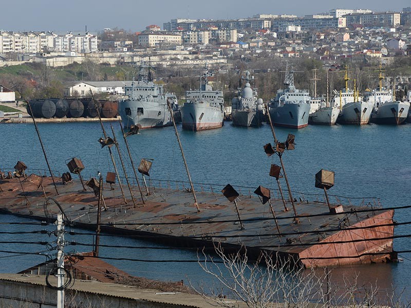 В Киеве пообещали "тщательно изучить" слова Путина, пригласившего украинских военных забрать свои корабли из Крыма

