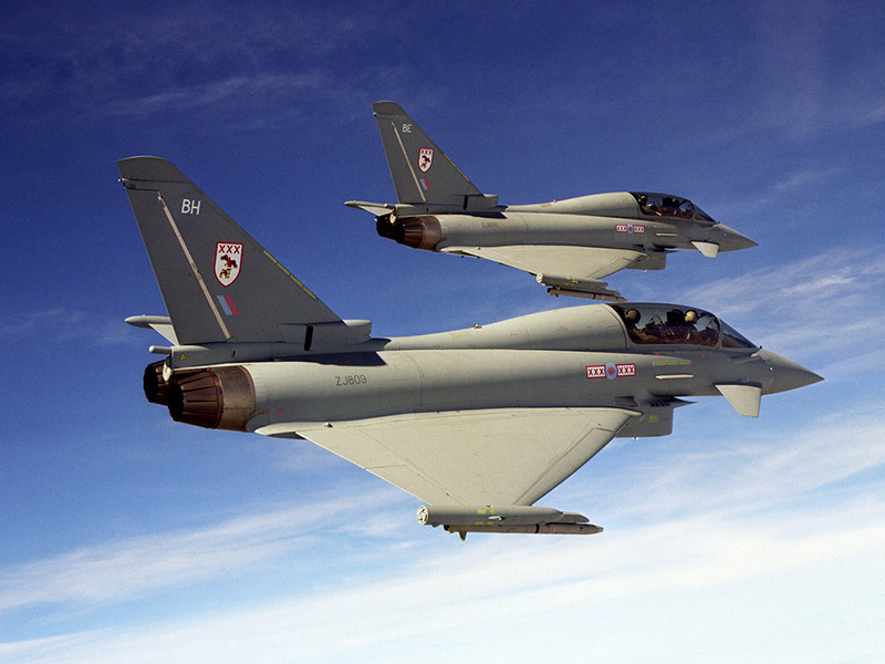 Два истребителя быстрого реагирования Typhoon c базы "Лоссимут" Королевских военно-воздушных сил Великобритании (RAF) в Шотландии в понедельник около 9:30 утра по местному времени вылетели на перехват российских самолетов, приближающихся к воздушному пространству Великобритании