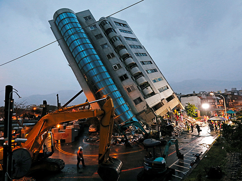 Число жертв мощного землетрясения на Тайване увеличилось до девяти человек. 265 человек получили различные ранения, еще 62 числятся пропавшими без вести