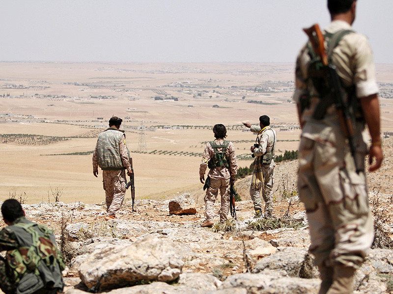 Курдские бойцы в Сирии взяли в плен двух боевиков "Исламского государства"* британского происхождения, сообщает BBC со ссылкой на источники в американской администрации. Боевики входили в так называемую группу Beatles, члены которой участвовали в публичных казнях иностранцев