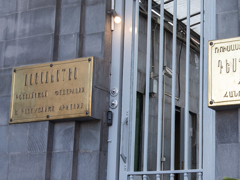 Сотрудники посольства России в Армении поздравили своих коллег из МИД РФ с Днем дипломатического работника "шуточно-музыкальным клипом"