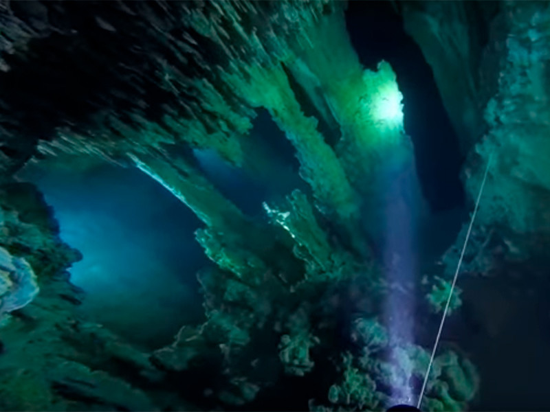 Крупнейшей в мире подводной пещерной системе, скрывающей тайны цивилизации майя, угрожает гниющая неподалеку свалка