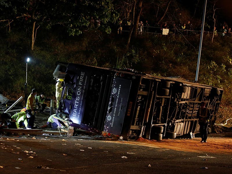 Не менее 18 человек погибли, свыше 60 получили ранения в результате крупного ДТП с участием двухэтажного автобуса, перевернувшегося в субботу в Гонконге


