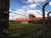 Закон также запрещает использовать словосочетание "польский лагерь смерти" при описании концлагерей, существовавших на территории оккупированной Польши