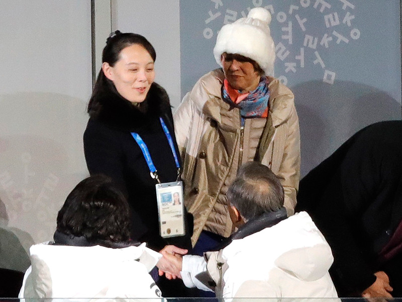 Президент Южной Кореи Мун Чжэ Ин и сестра лидера КНДР Ким Чен Ына Ким Е Чжон встретились на церемонии открытия Олимпиады в Пхенчхане в пятницу, 9 февраля, и обменялись рукопожатием