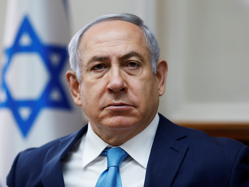 Израильская полиция порекомендовала предъявить премьер-министру страны Беньямину Нетаньяху официальное обвинение во взяточничестве и утрате доверия сразу по двум эпизодам