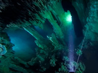 Крупнейшей в мире подводной пещерной системе, скрывающей тайны цивилизации майя, угрожает гниющая неподалеку свалка