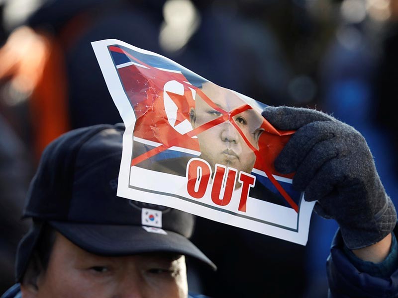 Жители Южной Кореи за день до церемонии открытия Олимпийских игр устроили массовую акцию протеста против прибытия официальной делегации из КНДР

