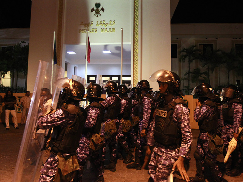 На Мальдивах силы безопасности оцепили парламент страны и арестовали двух оппозиционных депутатов