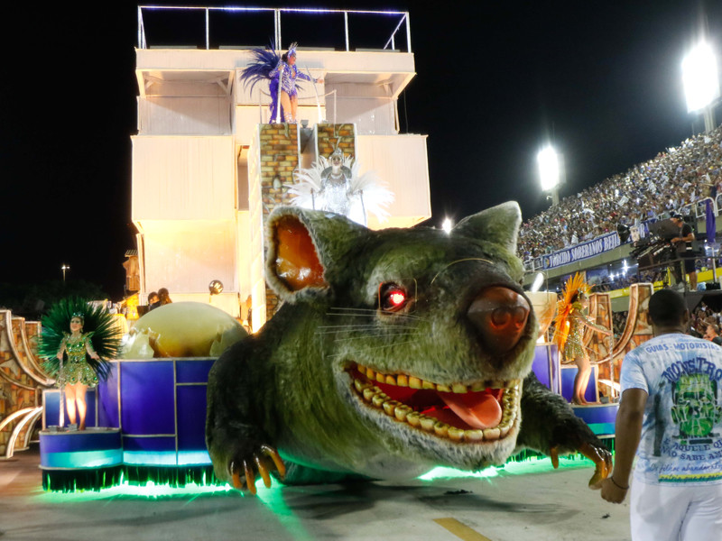 Главный приз карнавала в Рио получила школа самбы, показавшая правительство страны в виде гигантской крысы