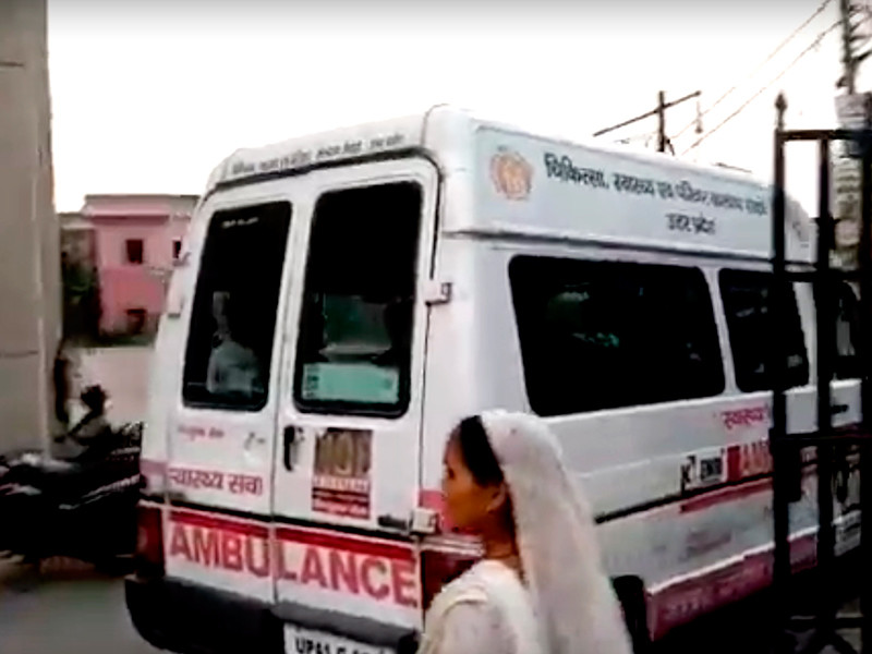 В Индии внедорожник врезался в школу: девять детей погибли