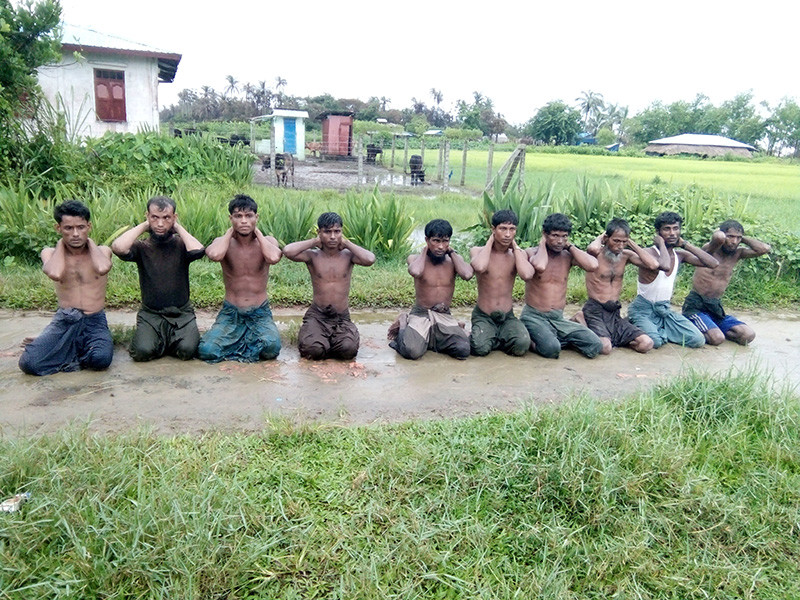 В январе этого года военные Мьянмы признали участие сотрудников служб безопасности в массовом убийстве мусульман-рохинджа в деревне Инн Дин, однако власти страны предпочли назвать погибших жителей "бенгальскими террористами", которые якобы участвовали в вооруженных нападениях на опорные пункты полиции в штате Ракхайн